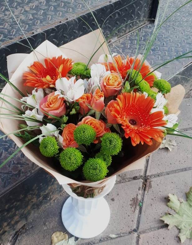 Букет цветов из: Герберы, Хризантемы, Альстромерии и Розы в Дне