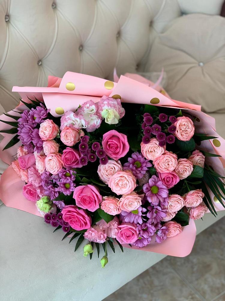 Букет цветов из: Хризантемы, Розы и Лизиантусы в Дне