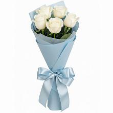 Букет 5 Белых роз Проуд в Дне