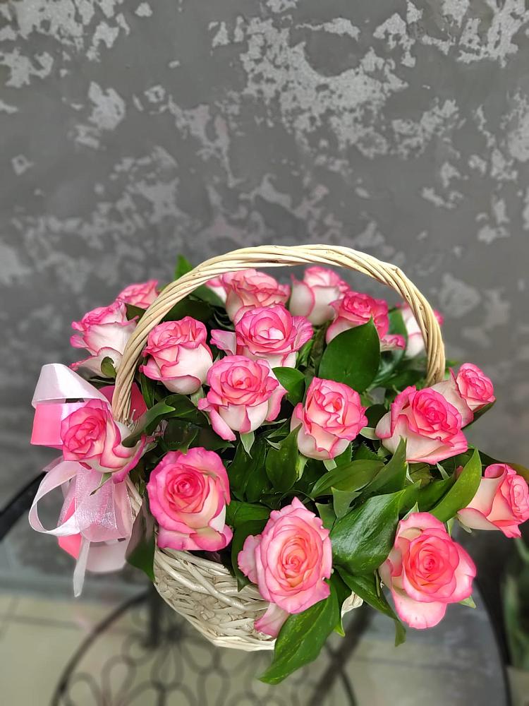 Цветочная композиция из Розы в корзине в Дне