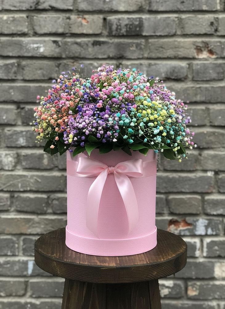 Цветочная композиция из Гипсофила и Розы в шляпной коробке в Дне