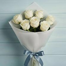 Букет 7 Белых роз Эдлесс Лав в Дне