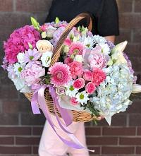 Композиция солнечный день в Дне Цветочная композиция из Розы, Хризантемы, Пионы и Лизиантусы в корзине в Дне