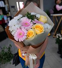 Букет цветов из:  Герберы, Розы и Хризантемы в Дне