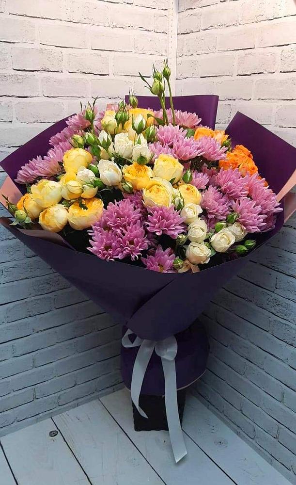 Букет цветов из: Хризантемы и Розы в Дне