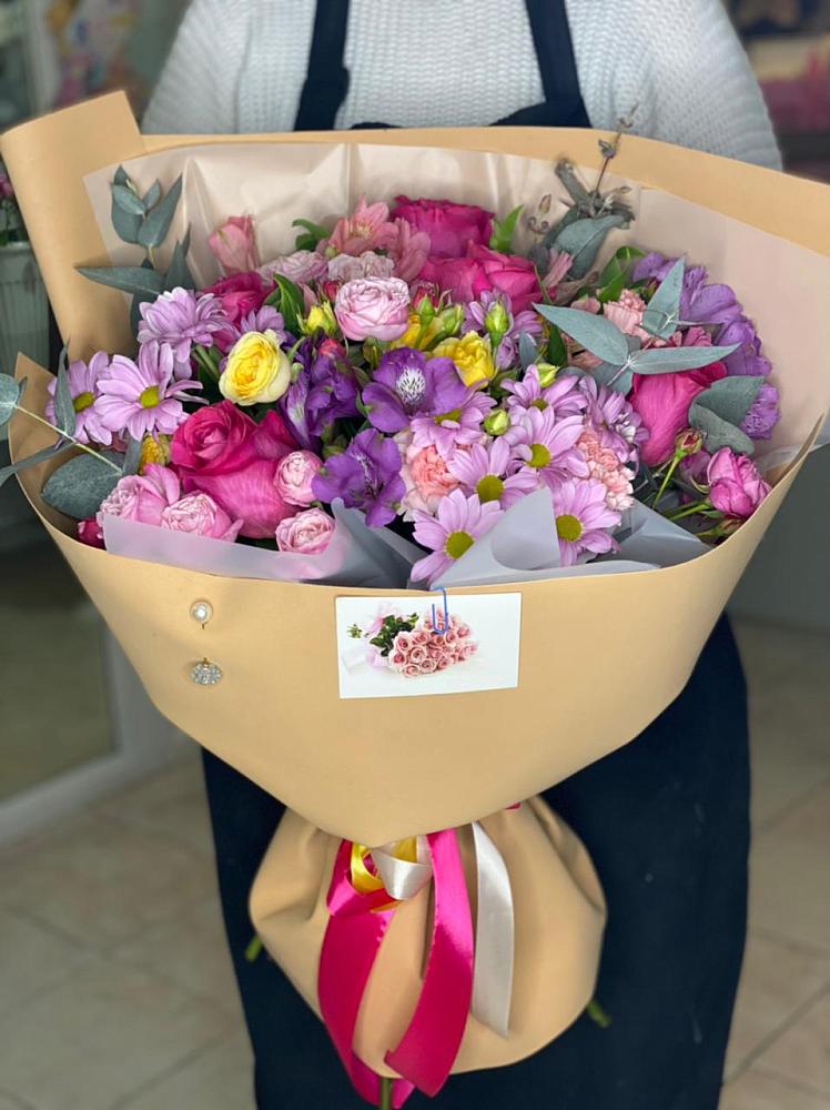 Букет цветов из: Хризантемы, Гвоздики и Альстромерии в Дне