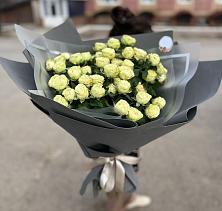 Букет Белые кустовые розы Солинеро в Дне