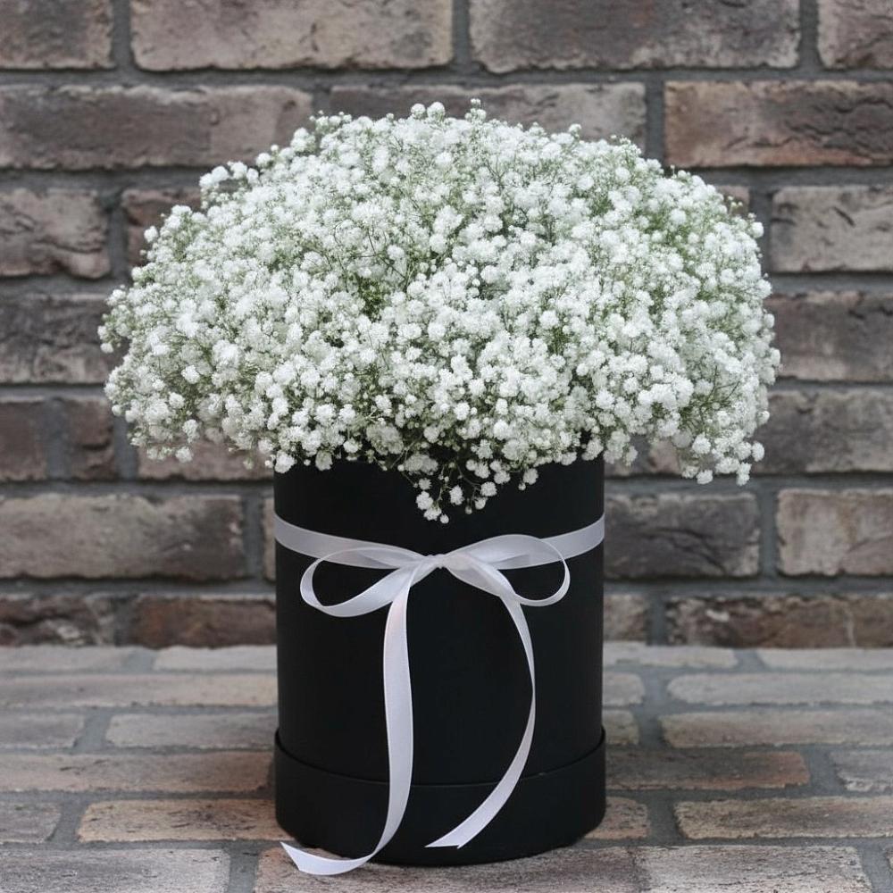 Цветочная композиция из Гипсофила в шляпной коробке в Дне