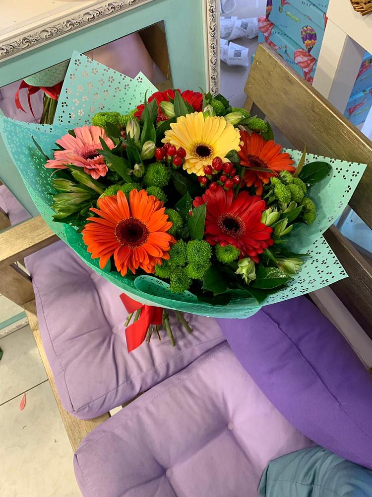 Букет цветов из: Герберы, Хризантемы и Альстромерии в Дне