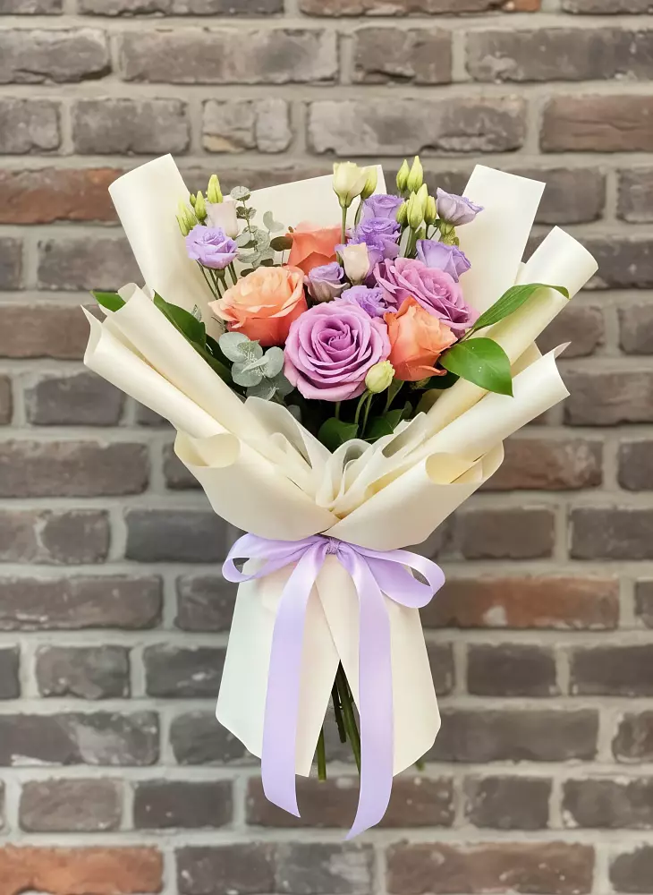 Букет цветов из: Лизиантусы и Розы в Дне