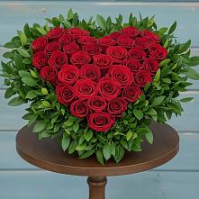 Цветочная композиция из Розы в виде сердца в Дне