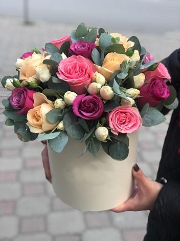 Цветочная композиция из Розы в шляпной коробке в Дне