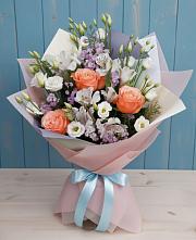 Букет цветов из:  Лизиантусы, Розы, Альстромерии и Гипсофила в Дне