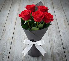 Букет 5 Красных роз Эдлесс Лав в Дне
