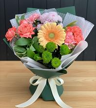 Букет цветов из:  Гвоздики, Розы, Герберы и Хризантемы в Дне