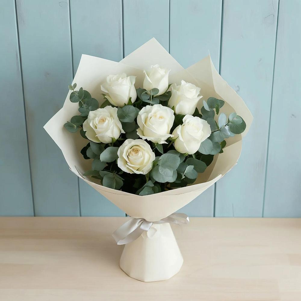 Букет Белые розы в Эвкалипте в Дне