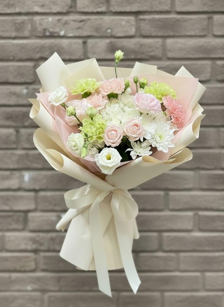 Букет цветов из: Гвоздики, Розы, Лизиантусы и Хризантемы в Дне