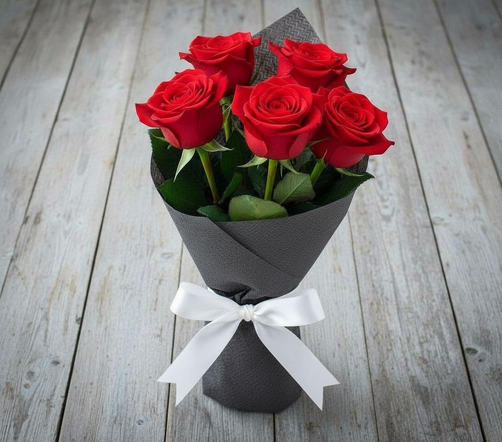 Букет 5 Красных роз Эдлесс Лав в Дне