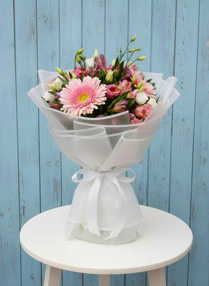 Букет цветов из: Герберы, Альстромерии и Лизиантусы в Дне