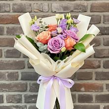 Букет цветов из:  Лизиантусы и Розы в Дне
