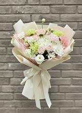 Букет цветов из:  Гвоздики, Розы, Лизиантусы и Хризантемы в Дне