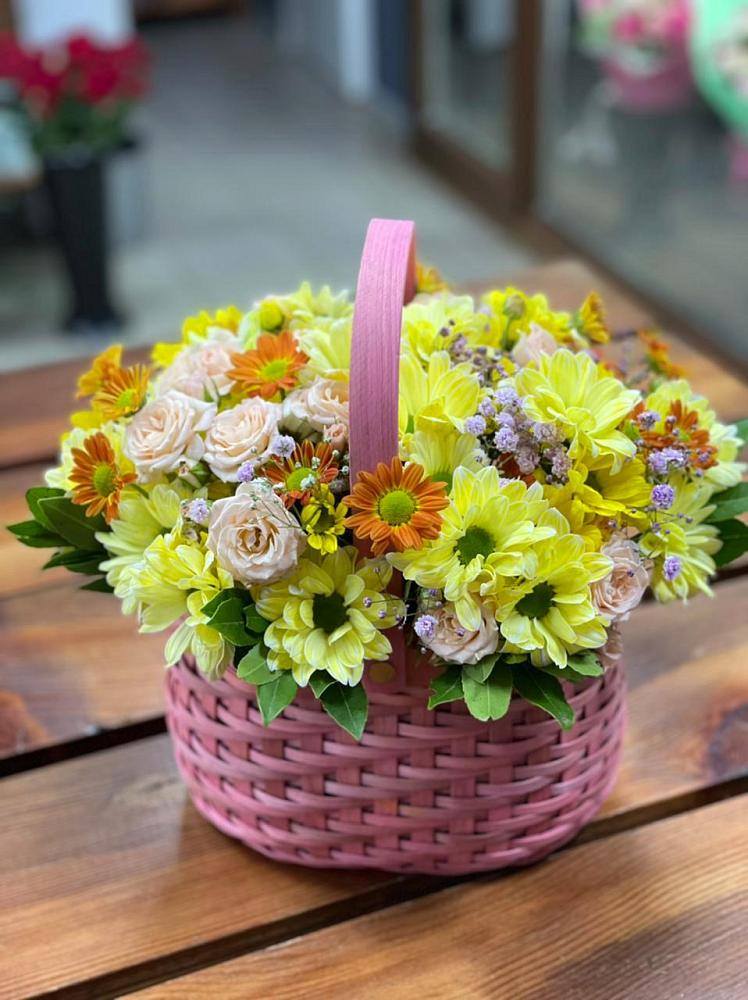 Цветочная композиция из Хризантемы и Розы в корзине в Дне