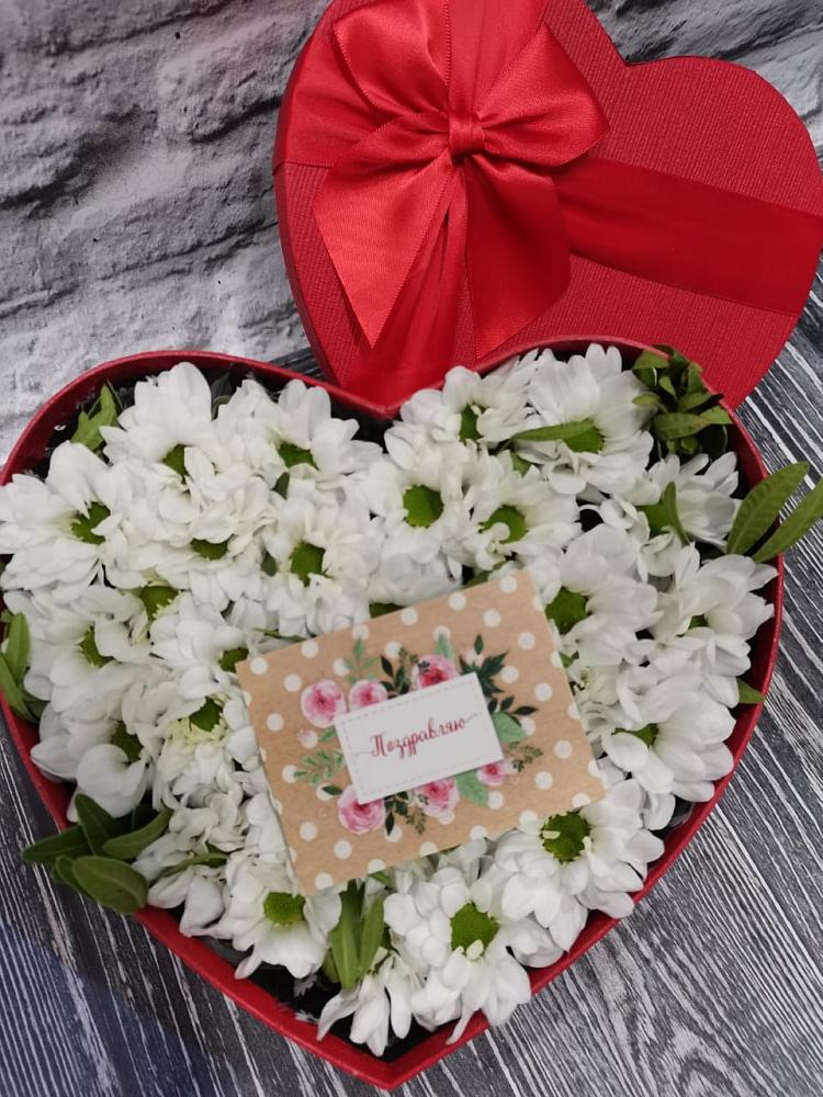 Цветочная композиция из Хризантемы в виде сердца в Дне