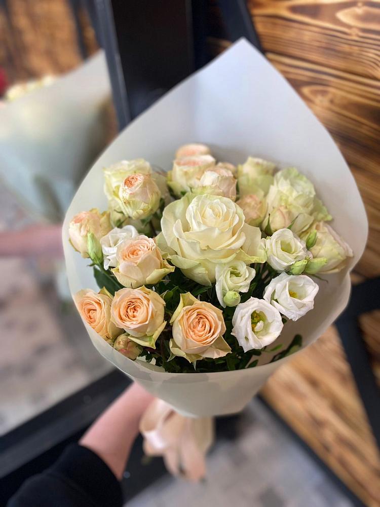 Букет цветов из: Розы и Лизиантусы в Дне